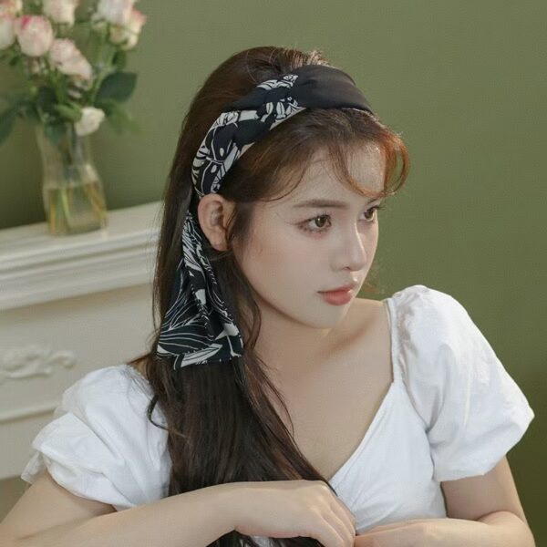 Elegant ribbon headband for women, a stylish hair accessory perfect for adding a chic touch to any outfit.