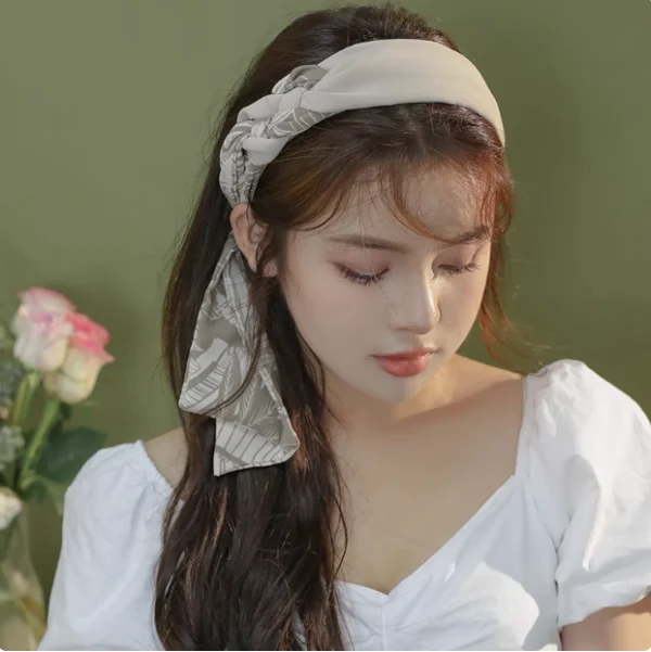 Elegant ribbon headband for women, a stylish hair accessory perfect for adding a chic touch to any outfit.